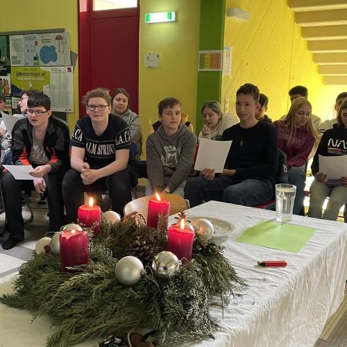 Weihnachtsandacht im Seniorenheim: Ein Leuchtfeuer der Hoffnung und Geborgenheit